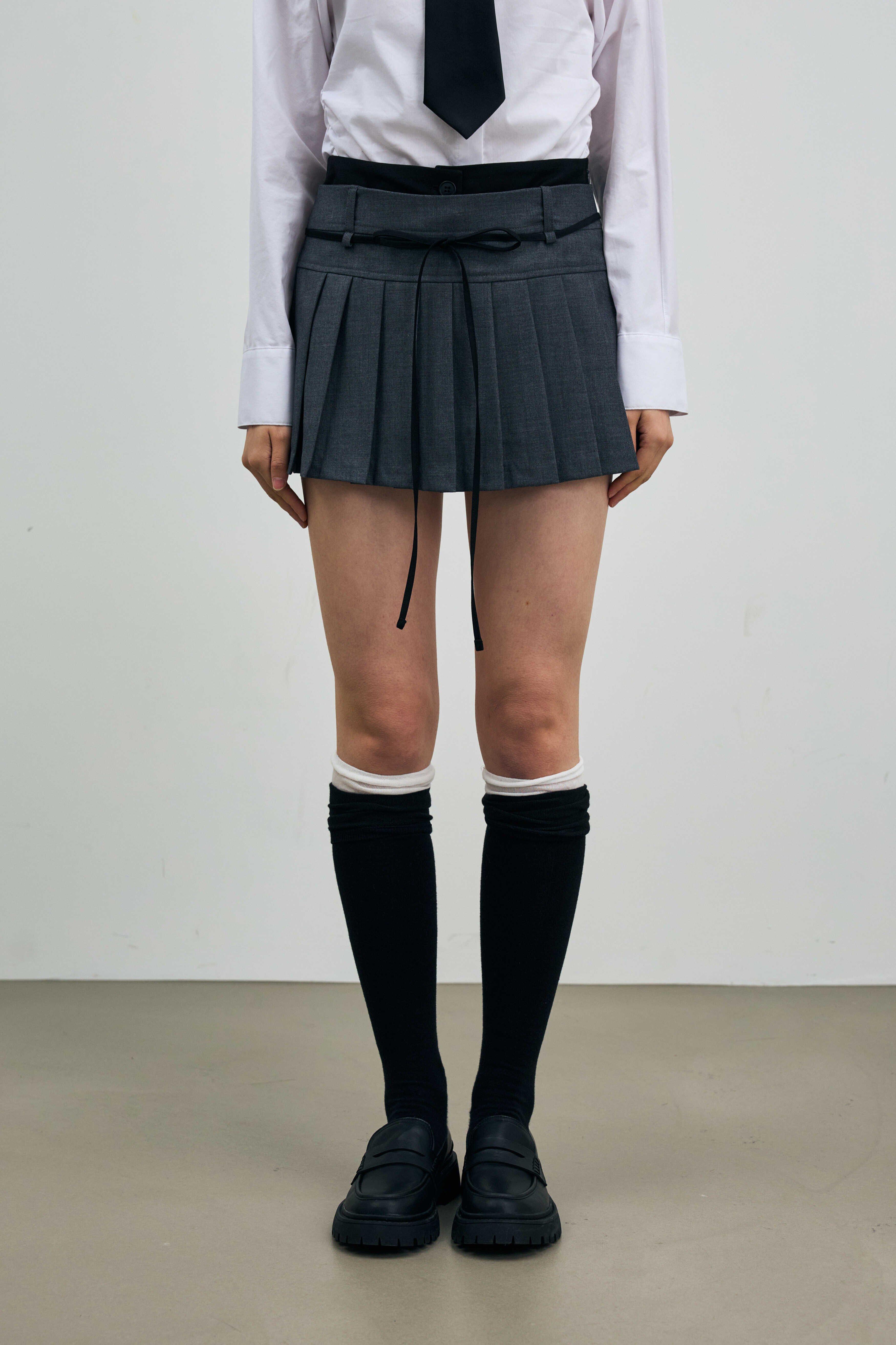 ari-ss-26-scarlet-pleats-skirt-pants-charcoal-charcoal-s