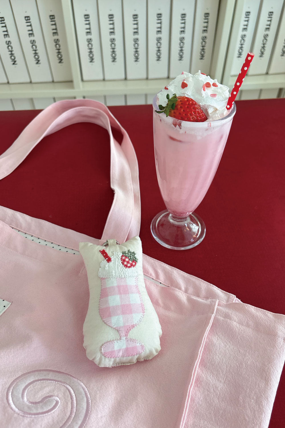 shakiri-ss-26-bitte-dosan-x-shakiri-ichigo-latte-key-ring-pink-s