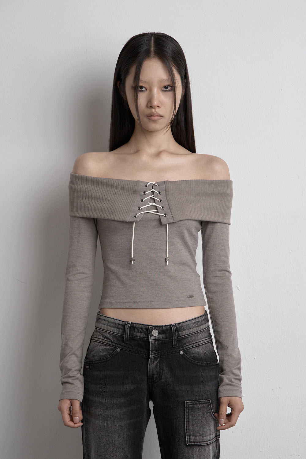 synerjyn-fw-25-eyelet-off-shoulder-top-beige-beige-s