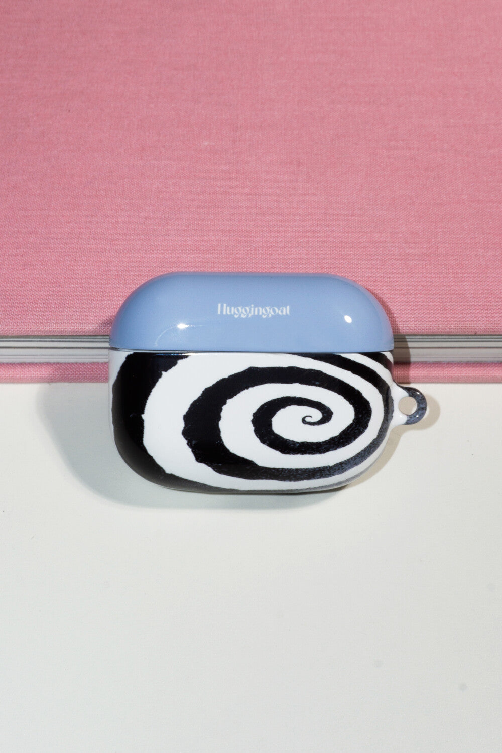 huggingoat-seasonless-black-swirl-glossy-airpods-case