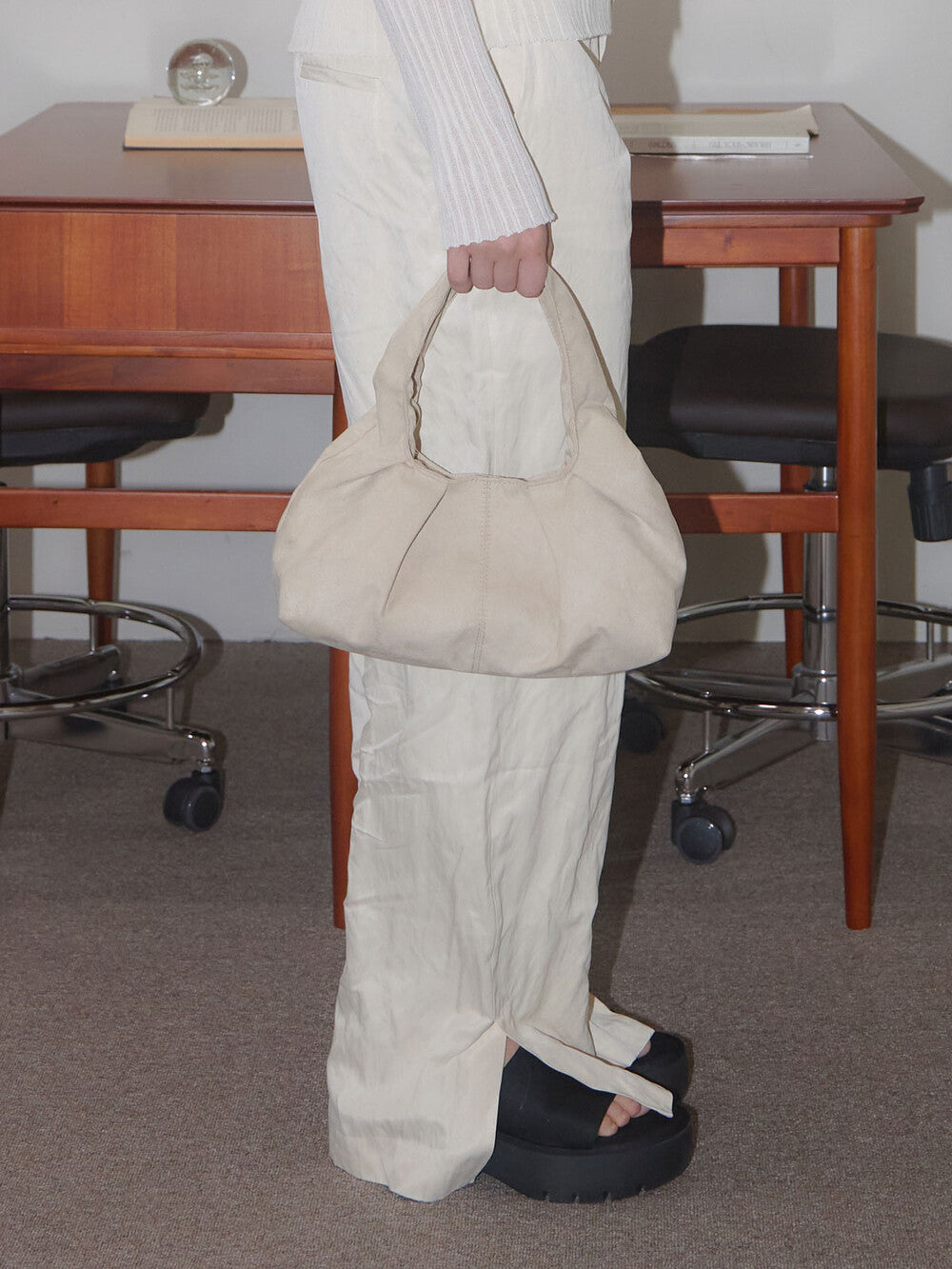 otie-seasonless-wiffle-bag-suede-cream