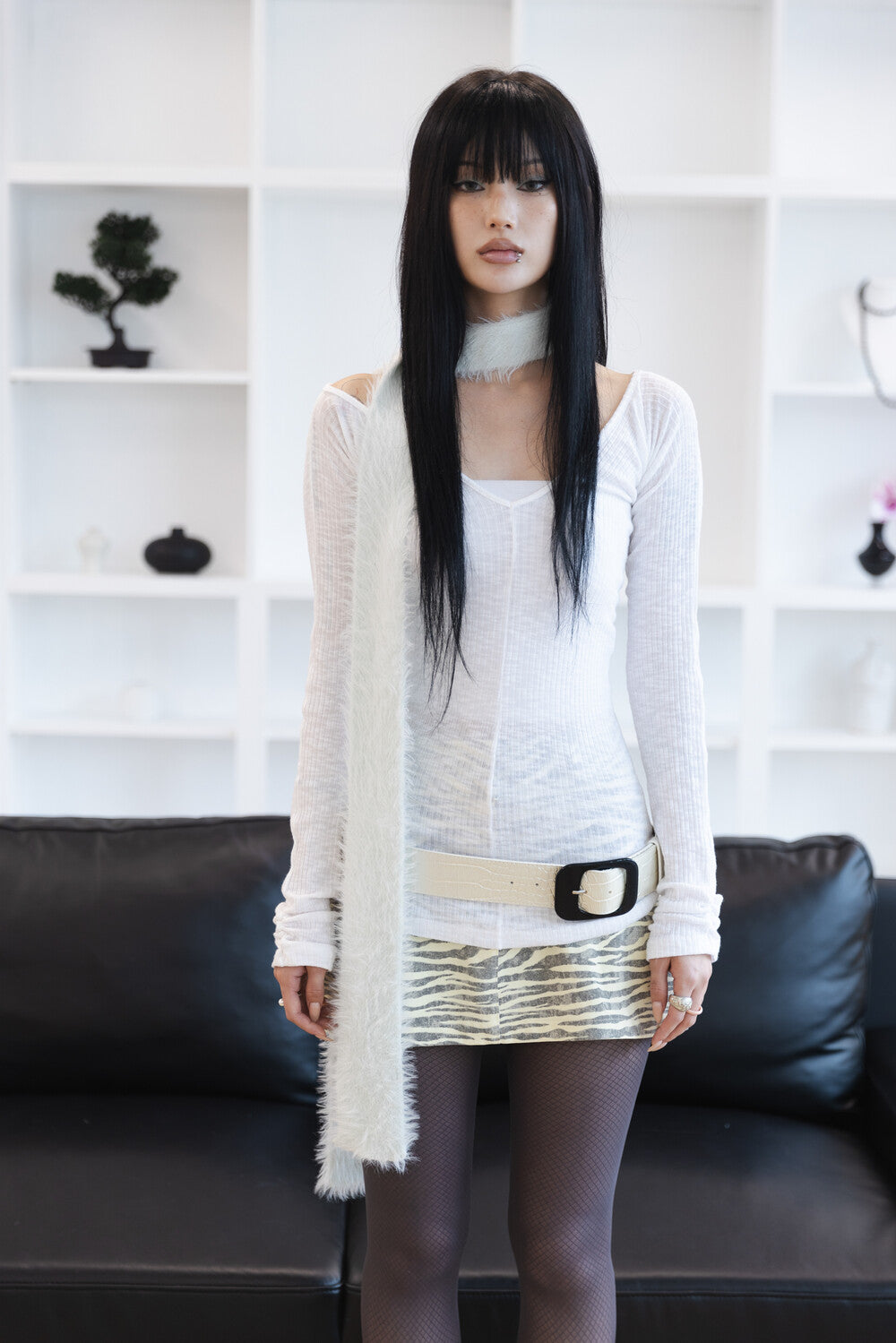 miae-fw-24-pure-slim-vneck-t-2way-black-white