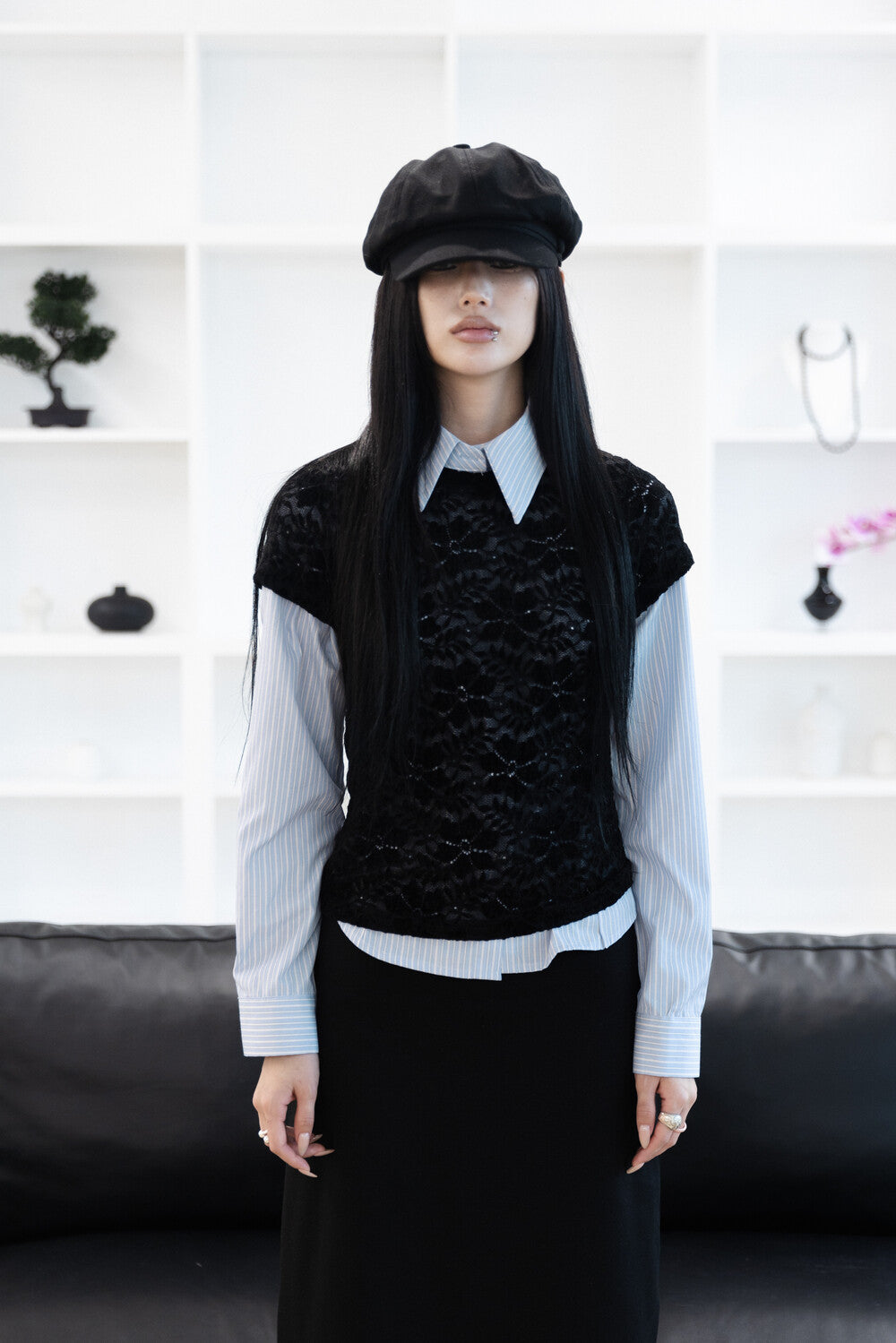 miae-fw-24-flower-velvet-lace-t-black-ivory