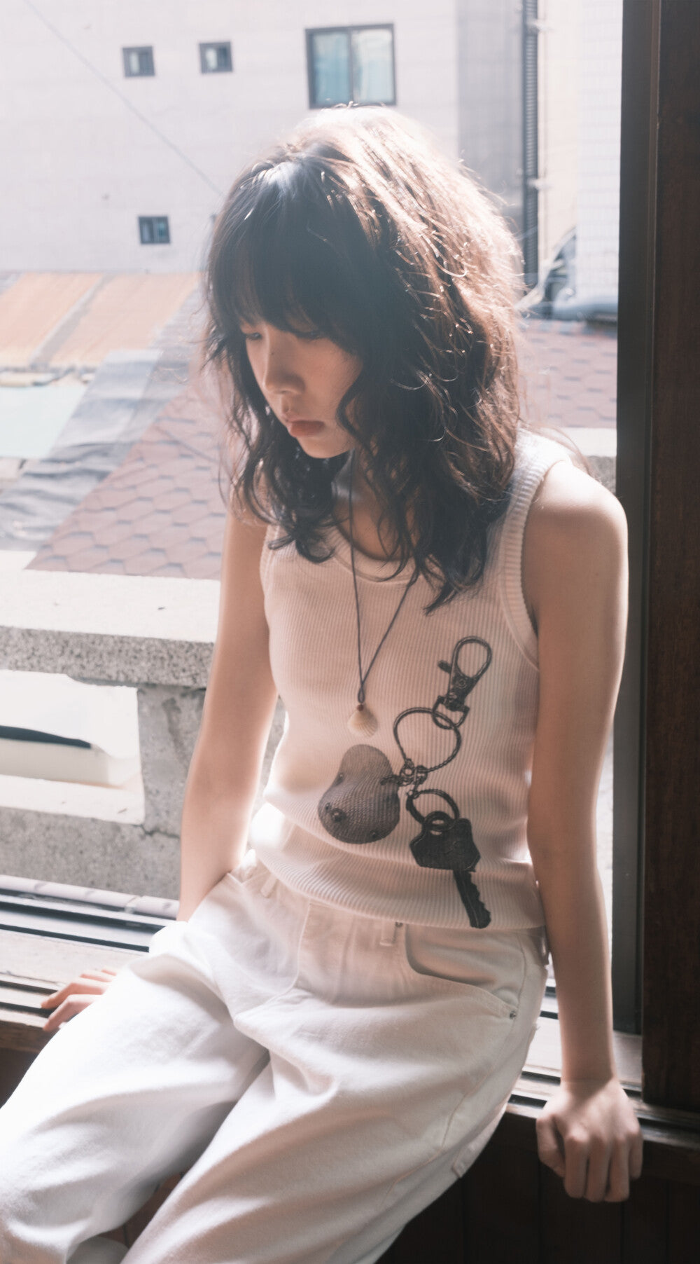 fragfarm-fw-25-seashell-keyring-sleeveless-2-color-white-s