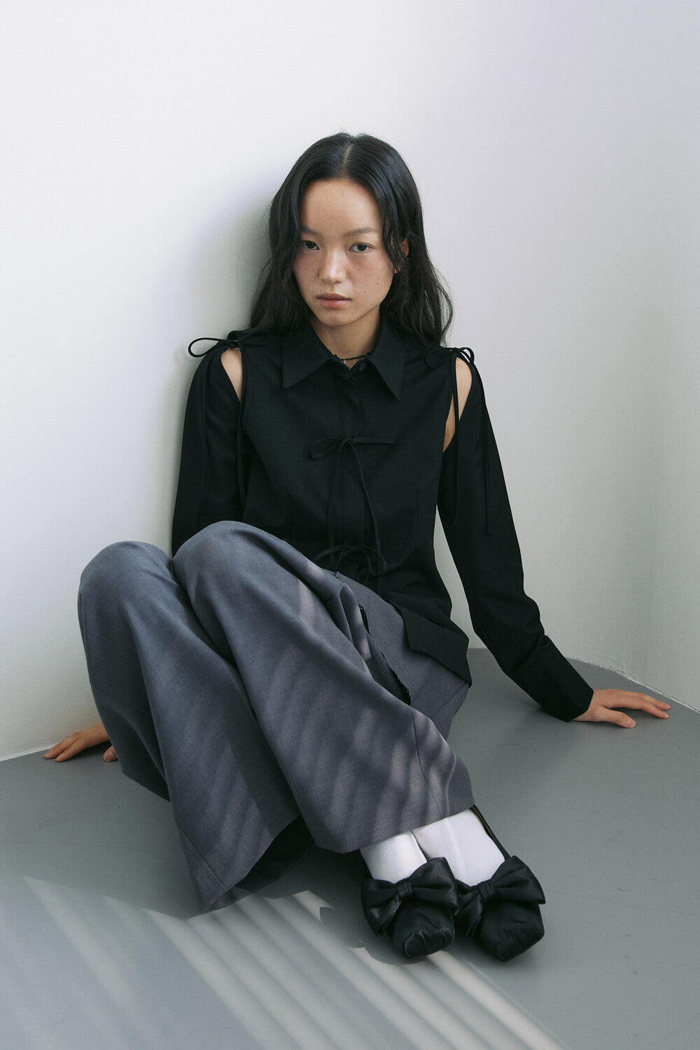 youshim-ss-25-ribbon-shirt.-black