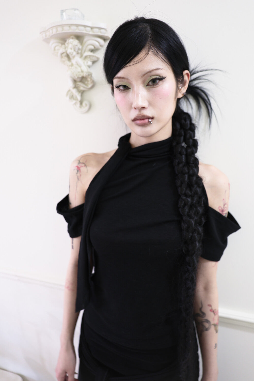 miae-ss-25-halter-open-shoulder-t-(black)