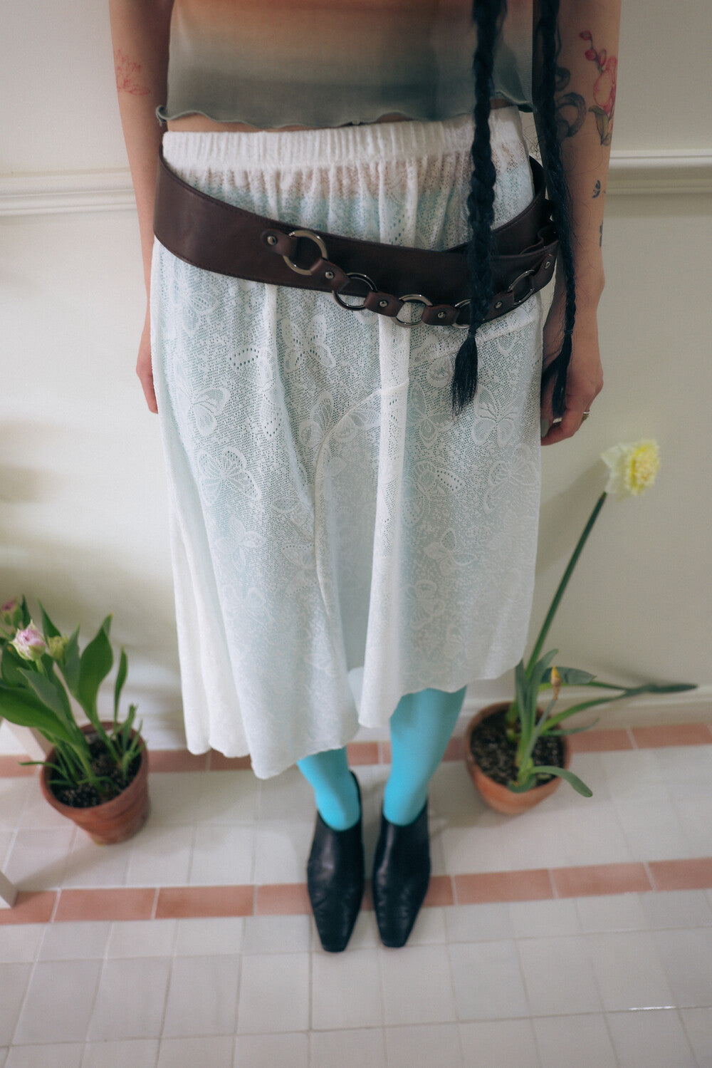 miae-ss-25-butterfly-lace-unbal-skirt-(white)