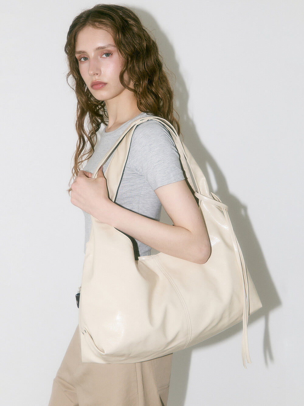 picea-ss-25-luster-slouch-bag-ivory-ivory-s