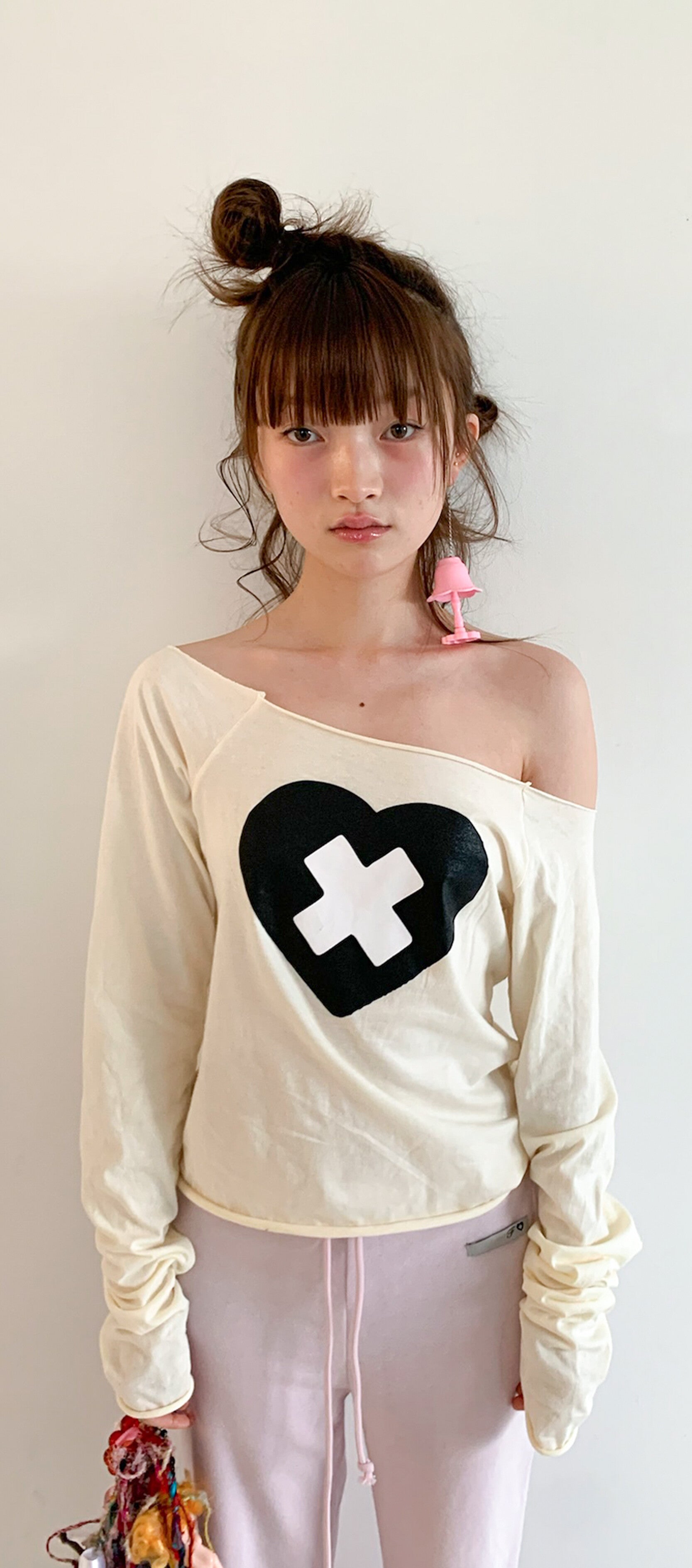 [FAERIE] (F.E.E.S) cross heart cut off t-shirt (cream)  Pre-order item will be shipped in mid-December.