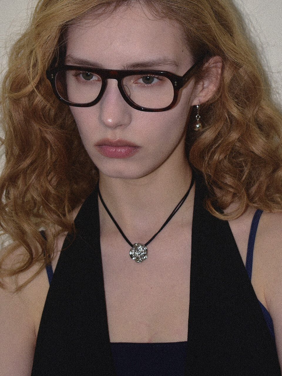 usite-ss-26-rose-moon-necklace-black-black-s