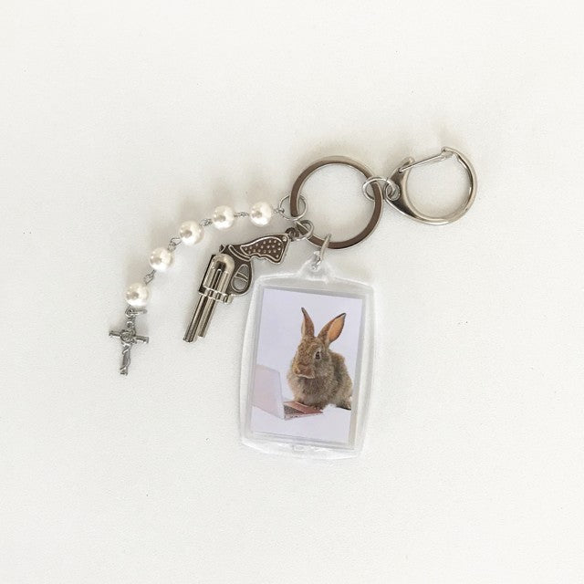 aubrey-fw-25-rabbit-frame-pearl-gun-keyring-silver-o