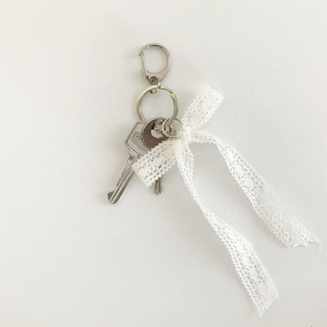 aubrey-fw-25-key-ribbon-lace-keyring-silver-o