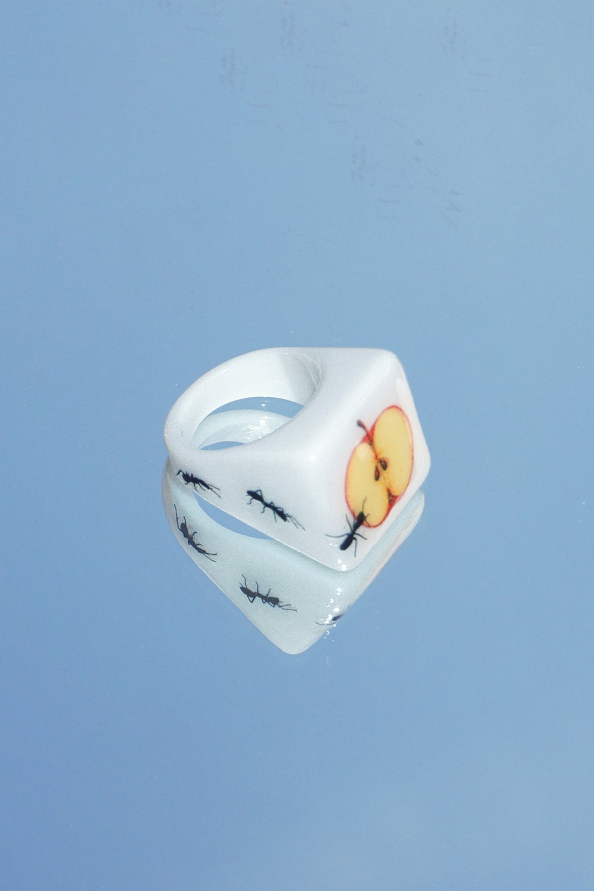 huggingoat-fw-26-apple-hunt-ring-white-transparent-white-white-s